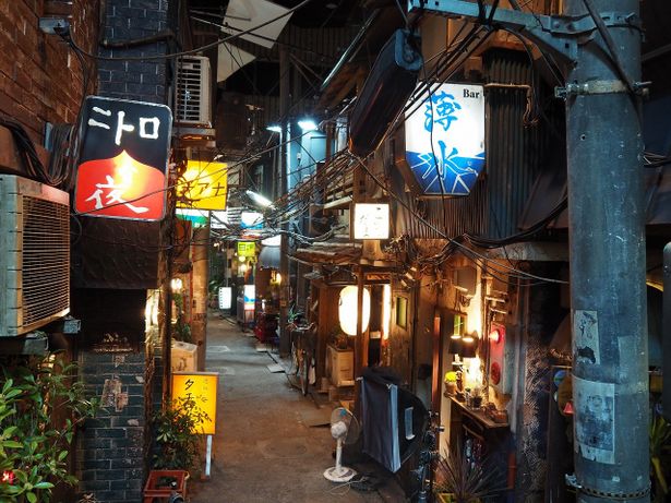 【写真を見る】下町感が心くすぐる…！細かな作り込みも面白い撮影現場＜写真15点＞
