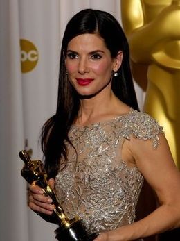 ハリウッドセレブではいち早く100万ドルの義援金を寄付したサンドラ・ブロック