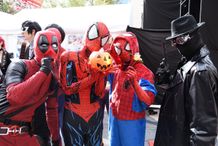 スパイダーマンやデッドプールに扮したコスプレイヤーが勢ぞろい！