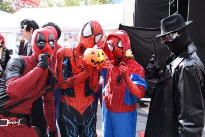 スパイダーマンやデッドプールに扮したコスプレイヤーが勢ぞろい！