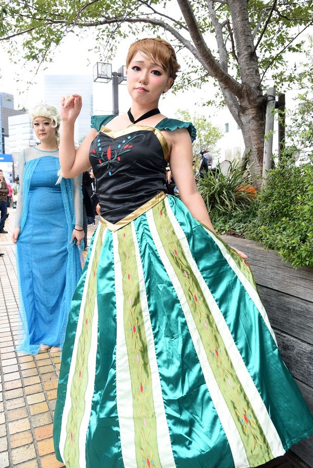 『アナと雪の女王』のアナに扮する穢茅さん