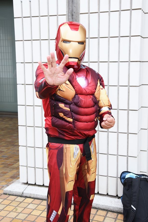 アイアンマンに扮する津布久さん