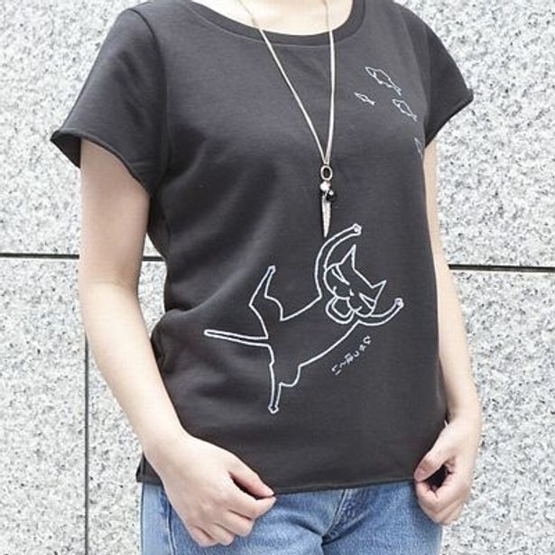 スウェットTシャツはグレーのほかチャコールグレーも。スウェット生地なので着心地も良く、汗ばむ季節にはもってこい