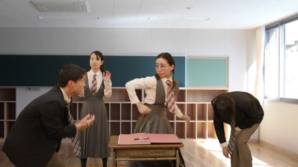 主人公ナオミの過去も、本作では語られていく