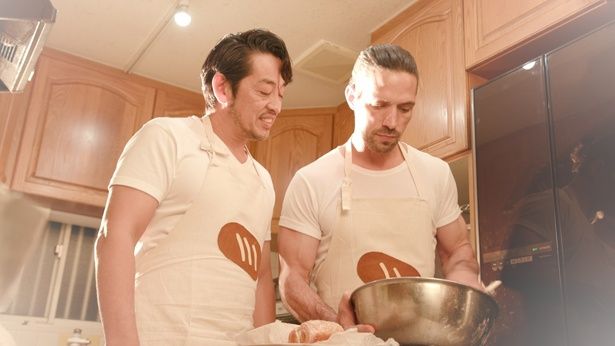 コブラ(マイケル・ファンコーニ)とギドラ(木村圭作)がパン屋さんに!?