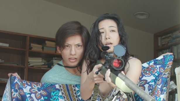 「セックスしないと震えて撃てない…」というナオミ(合アレン)の過去にもフォーカス