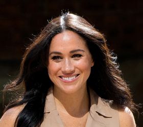 メーガン妃がTPOをわきまえない装い？