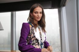 Netflixの映画『アースクエイクバード』で主演を務めたアリシア・ヴィキャンデル