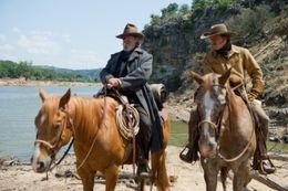 父親を殺された14歳の少女に雇われるふたりの男をジェフ・ブリッジスとマット・デイモンが好演