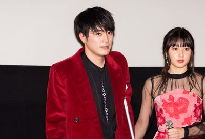 足を骨折したとのことで、松葉杖をついて登壇した間宮祥太郎