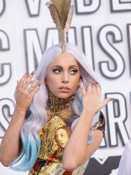 収益の元になった白いリストバンドには「WE PRAY FOR JAPAN 日本の為に祈りを。」と書かれている