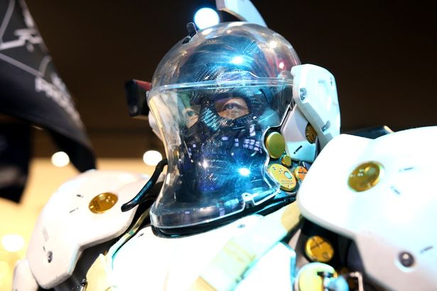 クリアヘルメットの奥の表情までしっかり再現されている