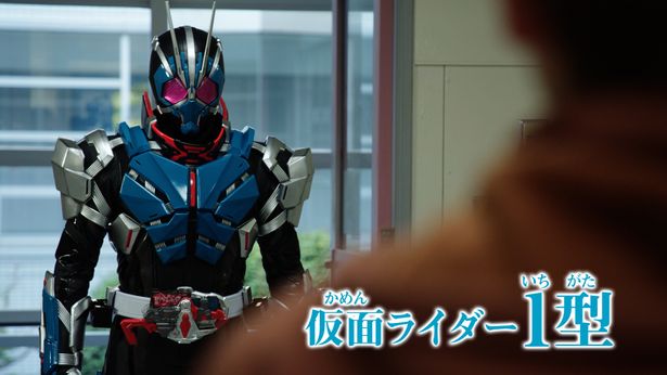 【写真を見る】青と銀の鎧に包まれた「仮面ライダー1型」のカッコいいフォームに目が釘付け！ 
