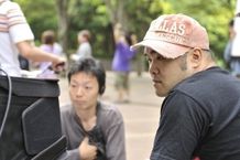「日陰であろうと、崖であろうと、一生懸命に咲こうとする花のような、みっともなくも美しい人間の姿を映画館で体感していただきたい」と話す前田健監督