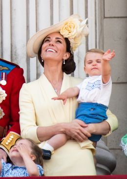 キャサリン妃とルイ王子がモンキーとダンス？