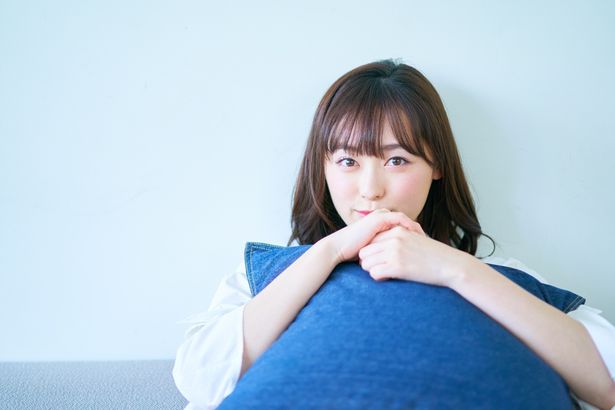 【写真を見る】福原遥、クッションを抱きしめてキュートすぎる笑顔！