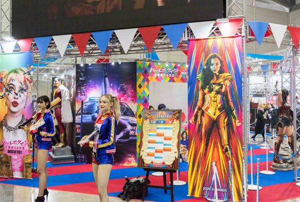 ハーレイ・クインのコスプレをしたコンパニオンが出迎えてくれる「ワーナー・ブラザース ジャパン」ブース