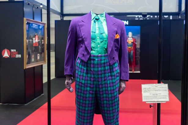 【写真を見る】あの名優が着たジョーカーのコスチュームも！映画ファンにはたまらないアイテムが多数展示