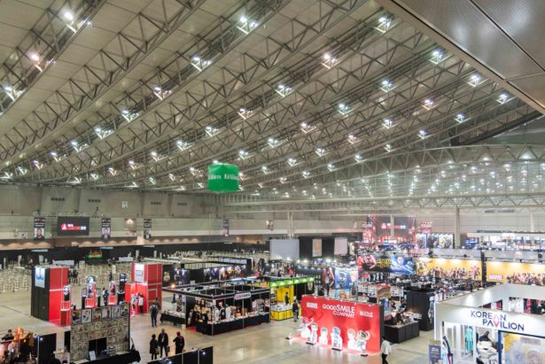 広大な会場に様々な展示ブースなどが広がっている