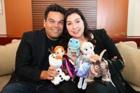 『アナと雪の女王2』の楽曲を手掛けたロバート・ロペスとクリステン・アンダーソン＝ロペス夫妻