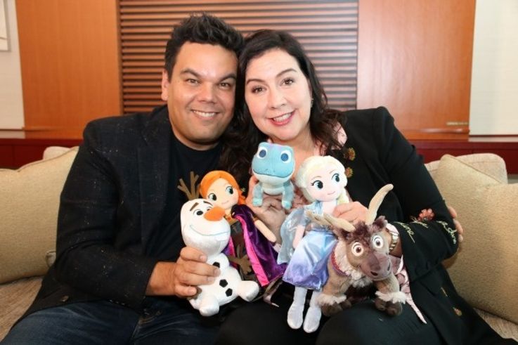 『アナと雪の女王2』の楽曲を手掛けたロバート・ロペスとクリステン・アンダーソン＝ロペス夫妻