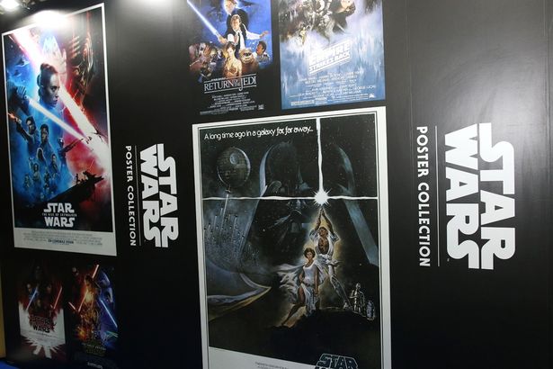 『SW』の歴代ポスターも壁一面に