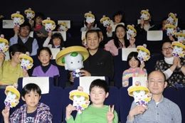 『豆富小僧 3D版』の親子試写会に登場した松平健