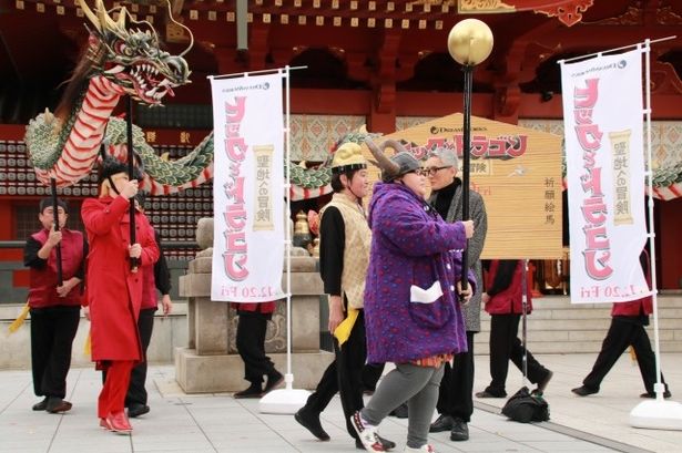 【写真を見る】メイプル超合金のカズレーザーと安藤なつが龍踊りに参加で、大盛り上がり！