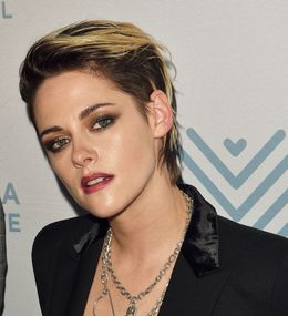 クリステン・スチュワートは、1990年生まれ、米国出身。『トワイライト・サーガ』(09～12)シリーズでブレイク。バイセクシャルを公言している