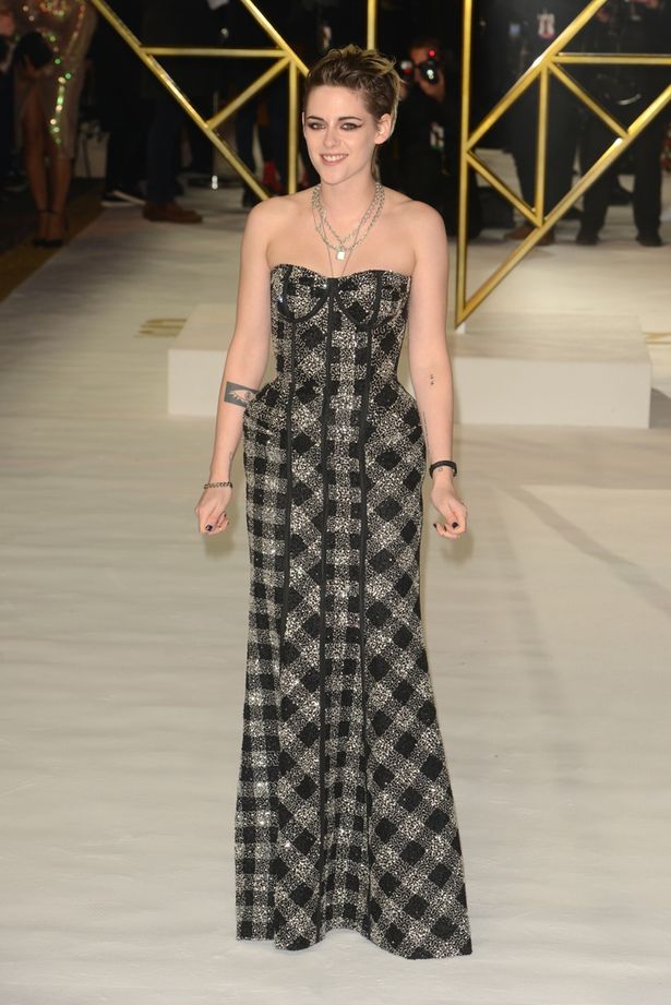 『チャーリーズ・エンジェル』のロンドンプレミアではトム ブラウン(Thom Browne)のドレスをチョイス。腰の部分を張らせたシルエットがポイント