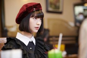 赤いベレー帽と黒いフリルでかわいさ倍増！