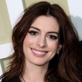 出産済み!? アン・ハサウェイが一家でパパラッチ