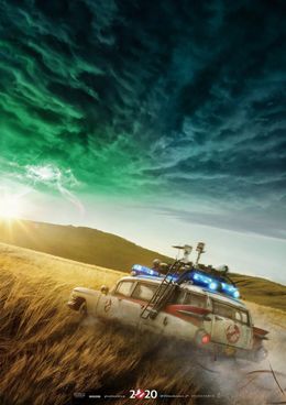 シリーズおなじみの車であるECTO-1が小麦畑を疾走する様子を収めたポスターも到着