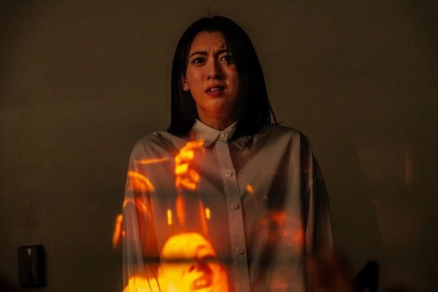【写真を見る】恐怖に慄く三吉彩花の服に映る顔の意味とは…