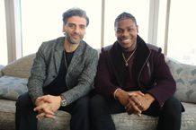 フィン役のジョン・ボイエガとポー・ダメロン役のオスカー・アイザック