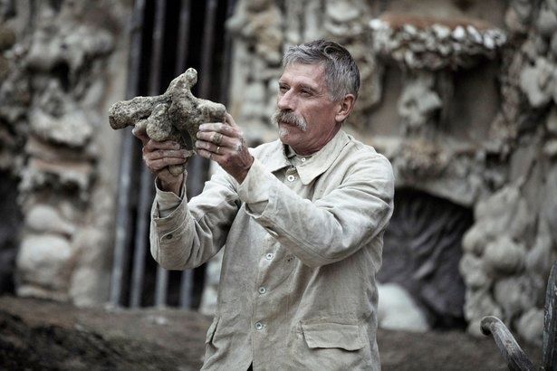不器用ながらも夢のために生きたシュヴァルについて、監督は「映画的なヒーロー」と敬意を表す