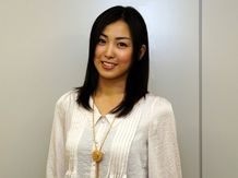 「セリフが少ない分、表情で語らなければならないので、単調にならないように気をつけました」。作中では見られない笑顔も素敵な八代みなせ