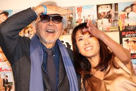 観客のスタンディングオベーションに笑顔！