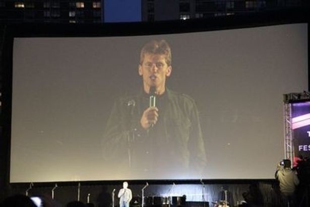 トライベッカ映画祭のセレモニーはデニス・レアリーの司会でスタート