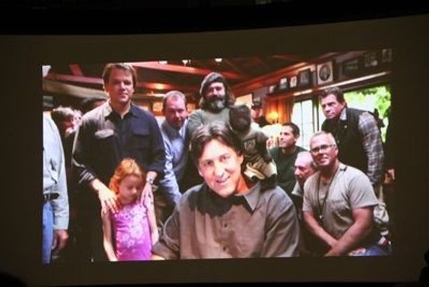 『The Union』で監督を務めたキャメロン・クロウ(中)。マット・デイモン(左)主演の別作品撮影中のため、撮影現場からスクリーンを通じてファンに挨拶