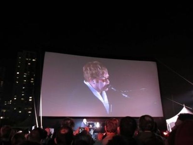 『The Union』の試写後にはステージで計6曲を熱唱したエルトン・ジョン