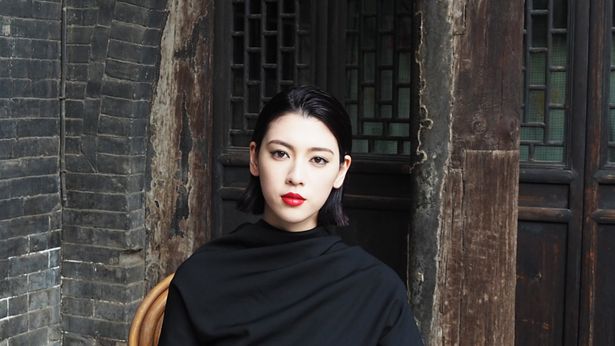 三吉彩花、23歳の素顔に迫る