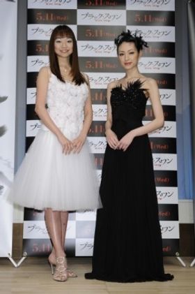 『ブラック・スワン』トークショー付き試写会にゲスト出演した上野水香、栗山千明(右)