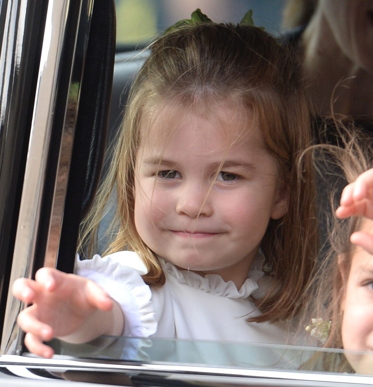 シャーロット王女、緑のコートでエリザベス女王とコーデを披露！｜最新