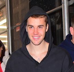 ジャスティン・ビーバーが異母弟と仲良し写真を投稿