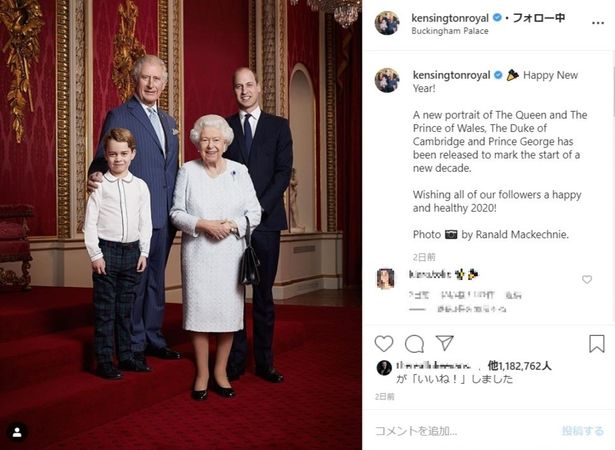【写真を見る】エリザベス女王と王位継承者が揃い踏み！レア衣装なジョージ王子の成長がわかる貴重写真