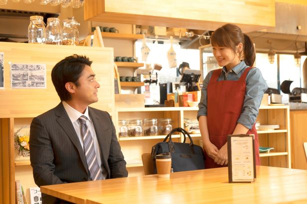 亡き妻の面影を持つ行きつけのカフェ店員を、川栄李奈が演じる