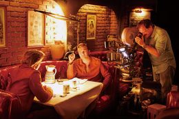 タランティーノは映像に60年代らしさを出すため、16mmと35mmのフィルムを使い分けて撮影した