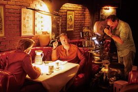 タランティーノは映像に60年代らしさを出すため、16mmと35mmのフィルムを使い分けて撮影した