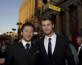 『マイティ・ソー』のLAプレミアに主演のクリス・ヘムズワースと出席した浅野忠信(左)